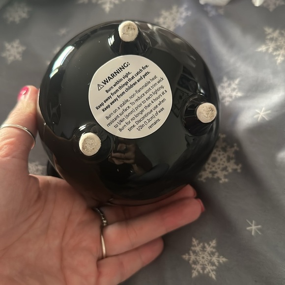 Cauldron Red Candle with melting skeleton - Picture 4 of 5